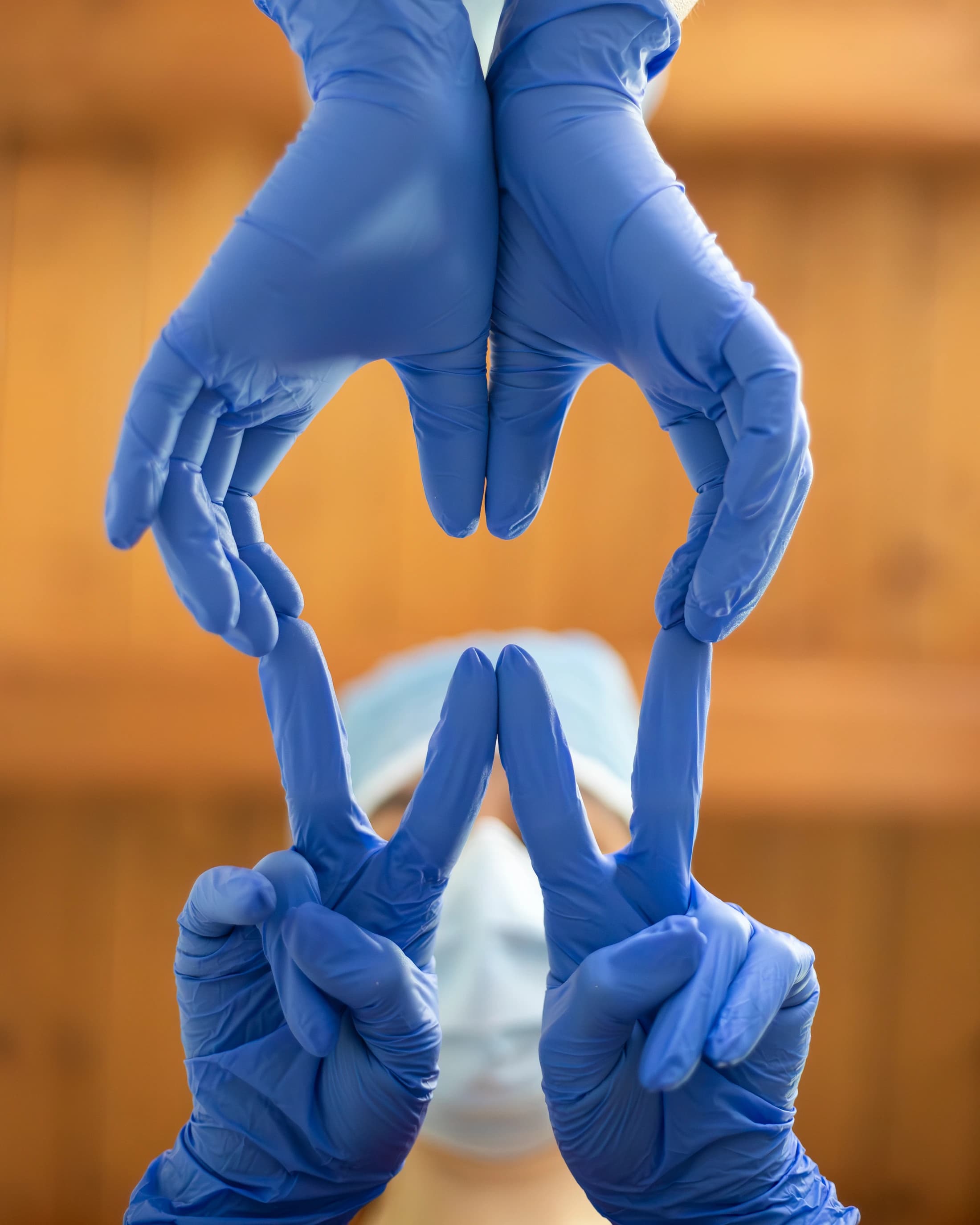 Mani di professionisti odontoiatrici che formano la sagoma di un dente